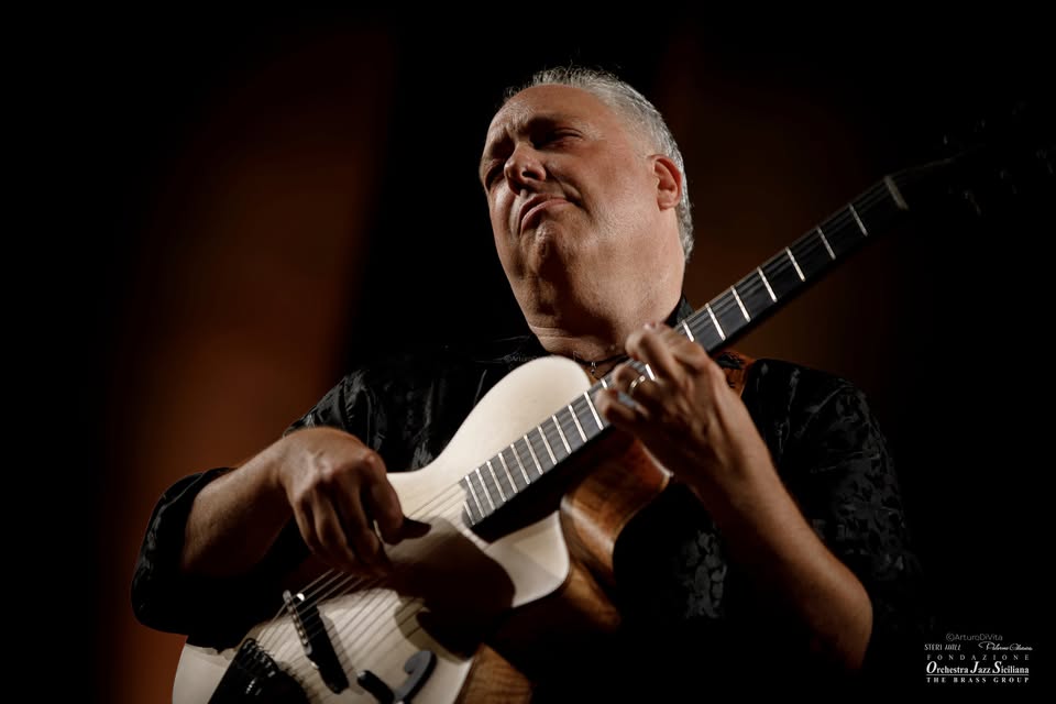 Locandina di Francesco Buzzurro in concerto da Zo a Catania