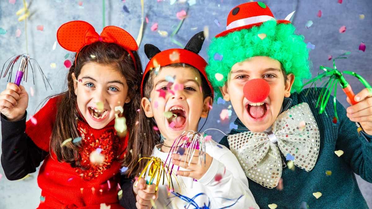 bambini in un laboratorio artistico di carnevale